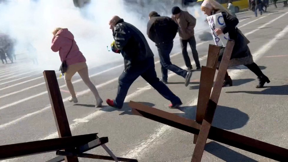 Protestující v Chersonu versus okupanti.