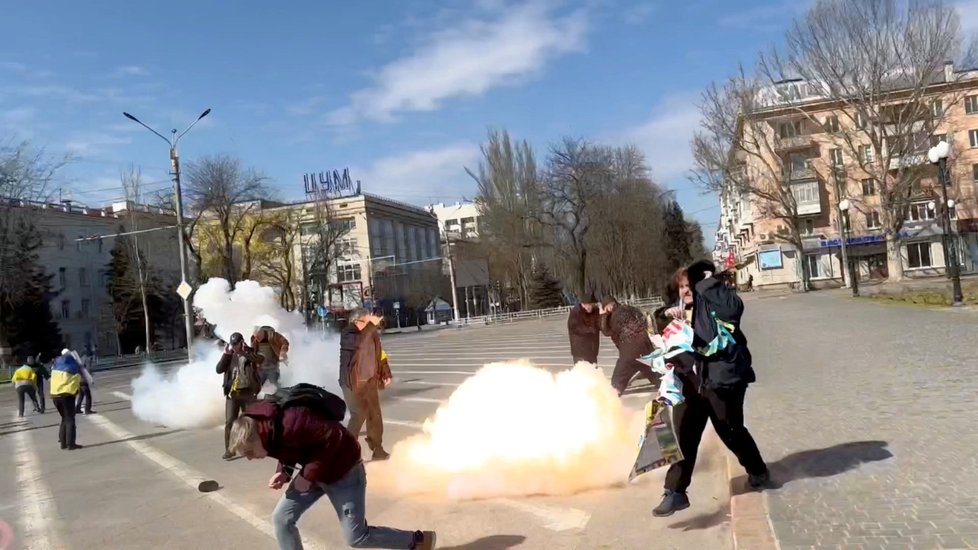 Protestující v Chersonu versus okupanti.