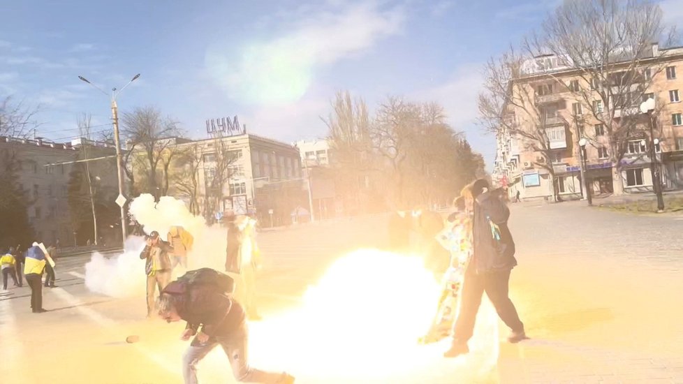 Protestující v Chersonu versus okupanti