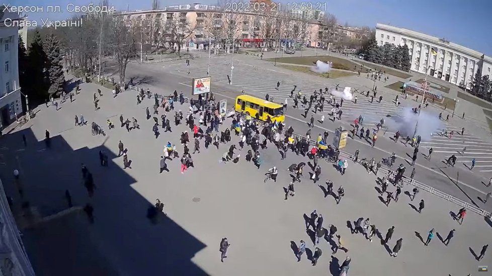 Protestující v Chersonu versus okupanti.