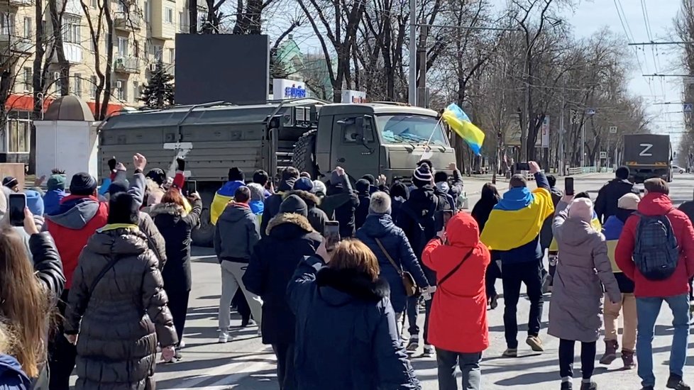 Protestující v Chersonu versus okupanti.