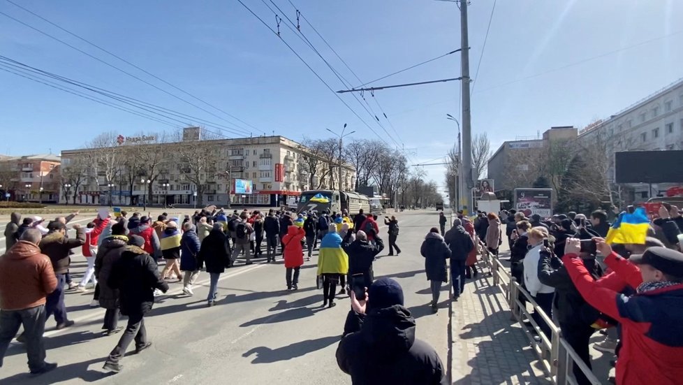 Protestující v Chersonu versus okupanti