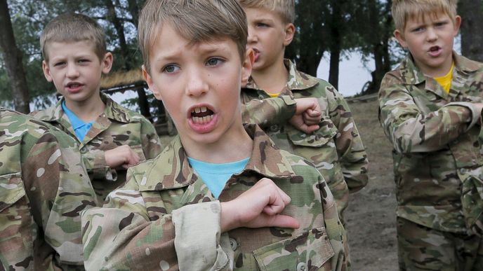 Děti se na táborech mají připravit na boj proti proruským separatistům.