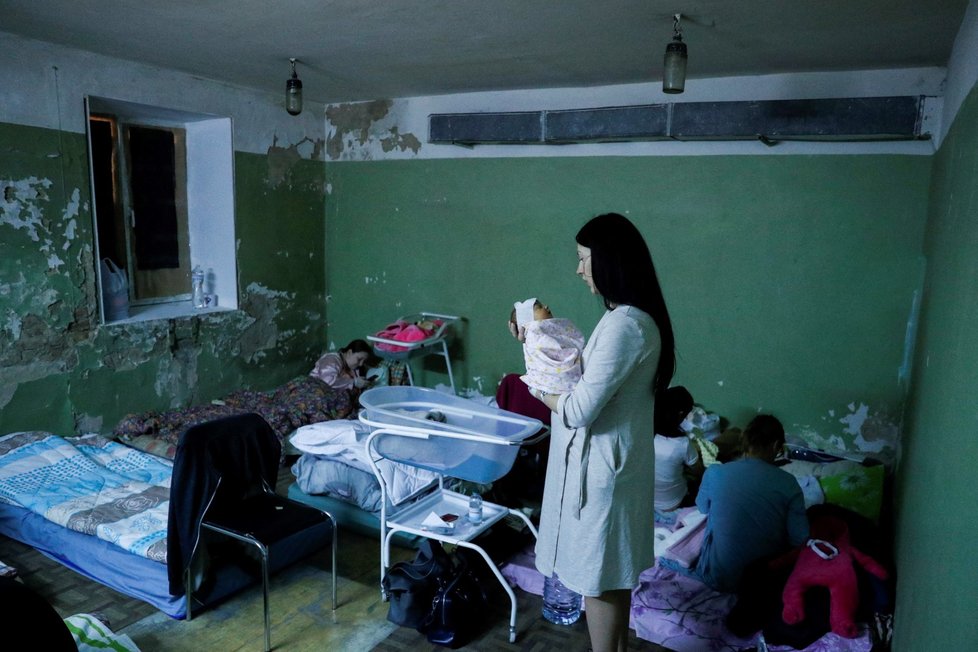 Děti během války na Ukrajině: Některé jsou nemocné, jiné na útěku.