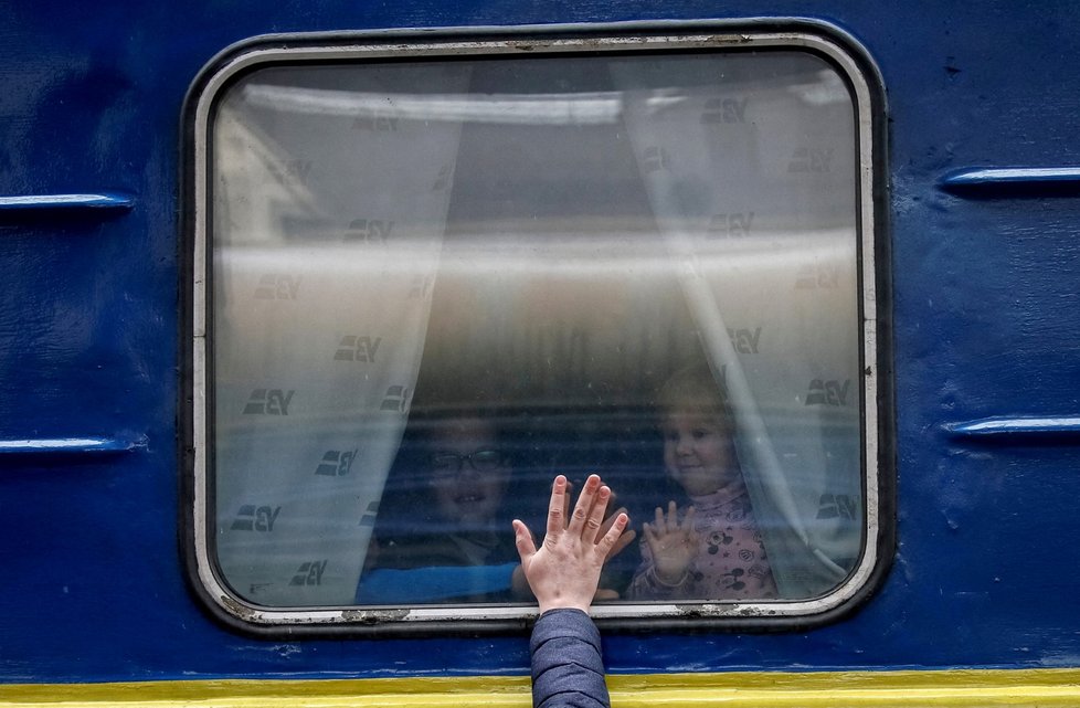 Děti během války na Ukrajině: Některé jsou nemocné, jiné na útěku.
