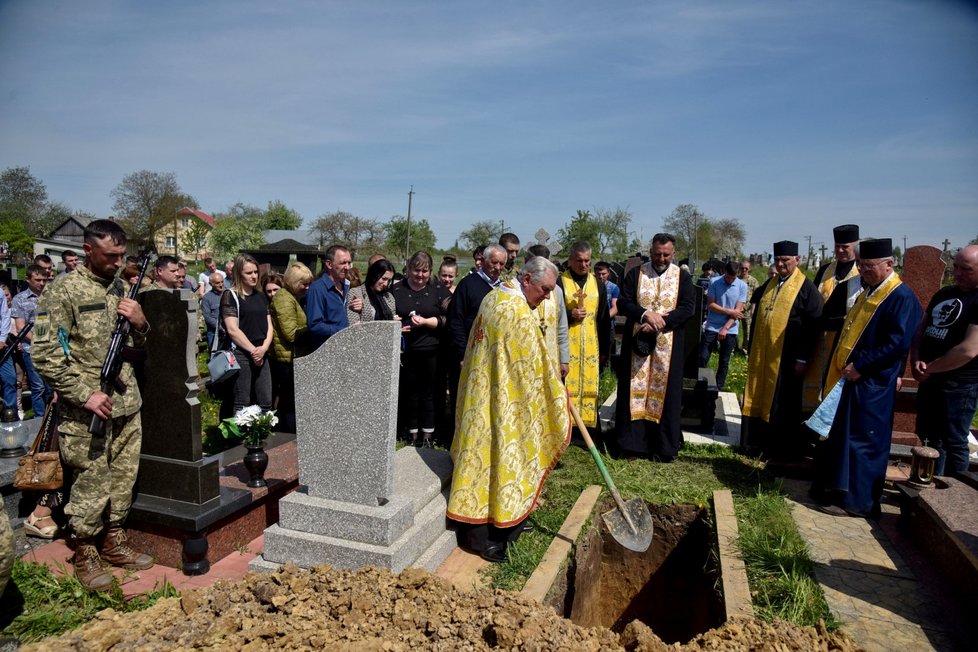 Pohřeb staršího vojáka Petra Sarakuly, který byl zabit v Doněcké oblasti. (11. 5. 2022)