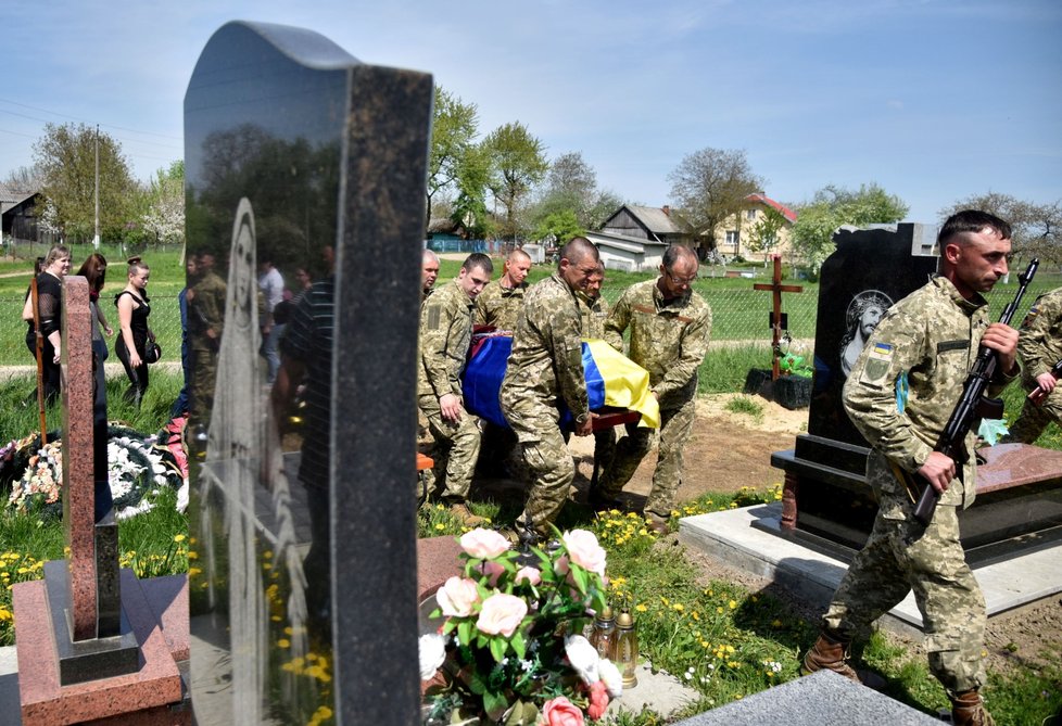Pohřeb staršího vojáka Petra Sarakuly, který byl zabit v Doněcké oblasti. (11. 5. 2022)