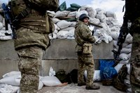 Na Ukrajinu míří cizinci ze 16 zemí. Zbraně poskytuje 19 států, uvedl ministr