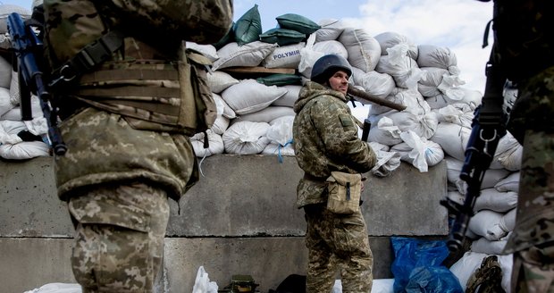 Na Ukrajinu míří cizinci ze 16 zemí. Zbraně poskytuje 19 států, uvedl ministr