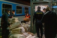 Z Ukrajiny do Prahy dorazil humanitární vlak: Přivezl 589 uprchlíků, plný potravin a dek se vrátí zpátky