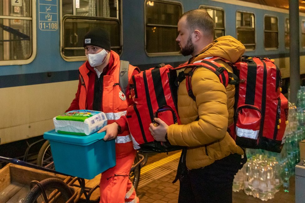 České dráhy vypravily  z Bohumína dva humanitární vlaky určené pro uprchlíky z Ukrajiny. Spoje s celkovou kapacitou 1400 míst míří do polského města Přemyšl na polsko-ukrajinském pomezí.