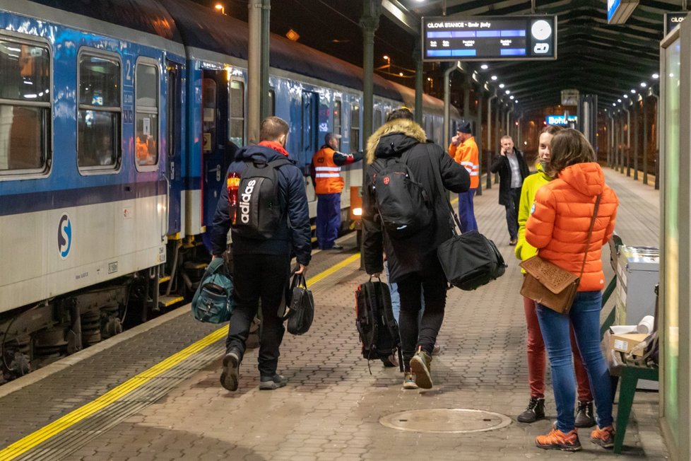 České dráhy vypravily  z Bohumína dva humanitární vlaky určené pro uprchlíky z Ukrajiny. Spoje s celkovou kapacitou 1400 míst míří do polského města Přemyšl na polsko-ukrajinském pomezí.