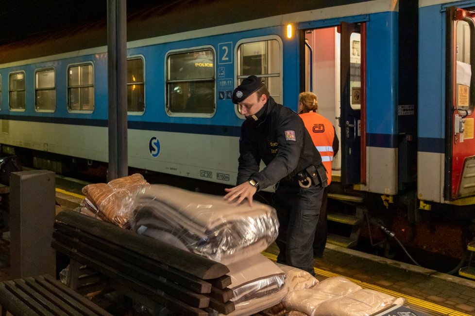České dráhy vypravily  z Bohumína dva humanitární vlaky určené pro uprchlíky z Ukrajiny. Spoje s celkovou kapacitou 1400 míst míří do polského města Přemyšl na polsko-ukrajinském pomezí.