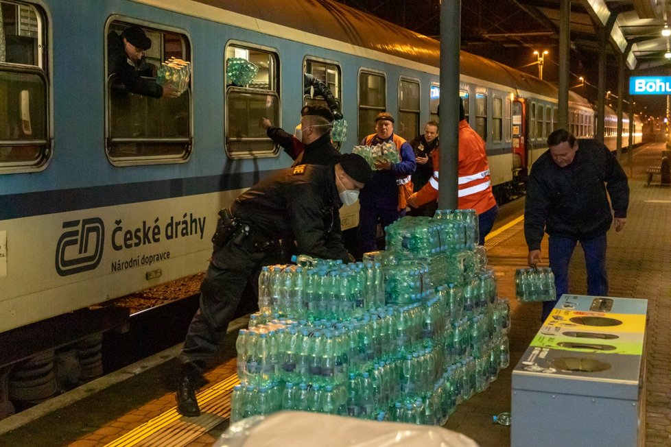 České dráhy vypravily  z Bohumína dva humanitární vlaky určené pro uprchlíky z Ukrajiny. Spoje s celkovou kapacitou 1400 míst míří do polského města Přemyšl na polsko-ukrajinském pomezí.