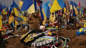 Lidé v ukrajinském Charkově se loučí se svými blízkými - oběťmi války