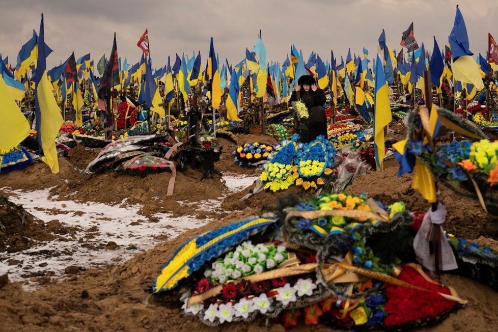 Lidé v ukrajinském Charkově se loučí se svými blízkými - oběťmi války