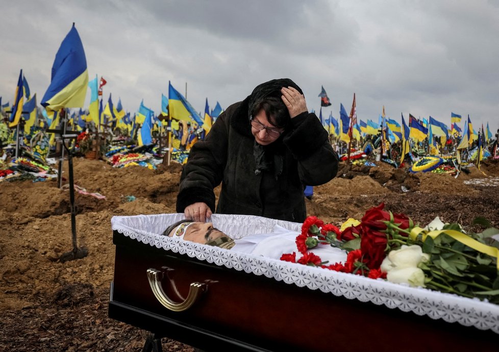 Lidé v ukrajinském Charkově se loučí se svými blízkými – oběťmi války.