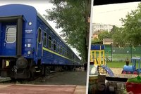 Ukrajinci ze zničené Irpině žijí v přestavěném vlaku. Z kupé udělali byty, nechybí ani hřiště
