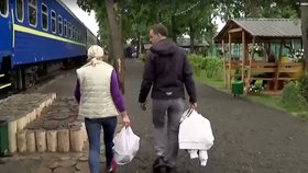 Ukrajinci bez domova v Irpini bydlí v přestavěném vlaku
