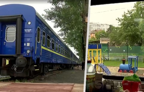 Ukrajinci ze zničené Irpině žijí v přestavěném vlaku. Z kupé udělali byty, nechybí ani hřiště 