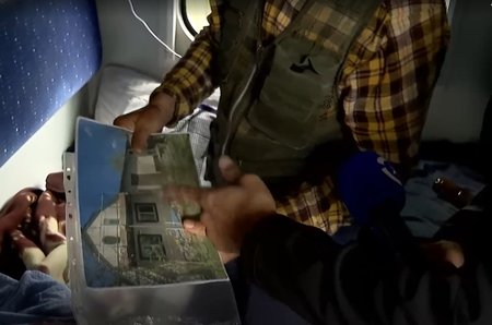 Volodymyr ukazuje, jak před okupací vypadal jeho dům