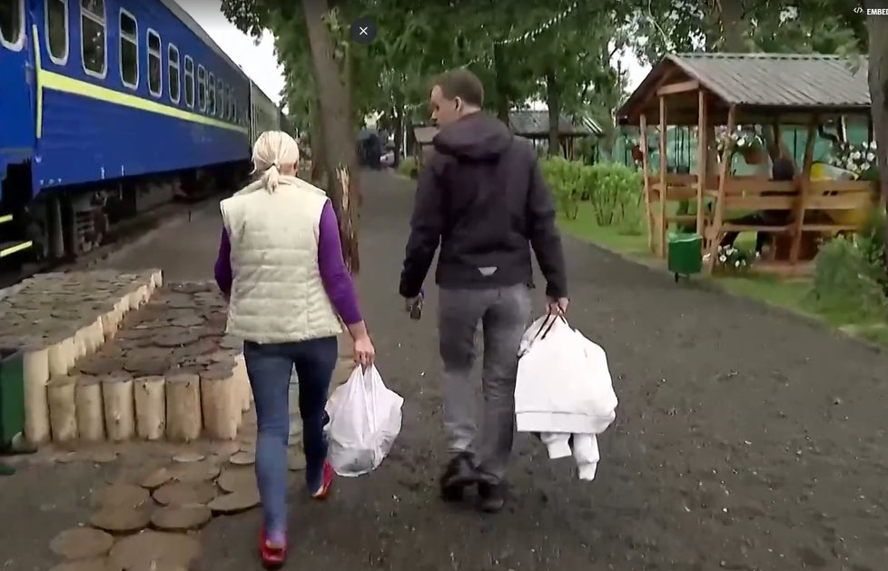 Ukrajinci bez domova v Irpini bydlí v přestavěném vlaku.