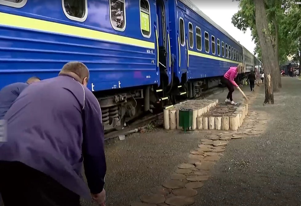 Ukrajinci bez domova v Irpini bydlí v přestavěném vlaku