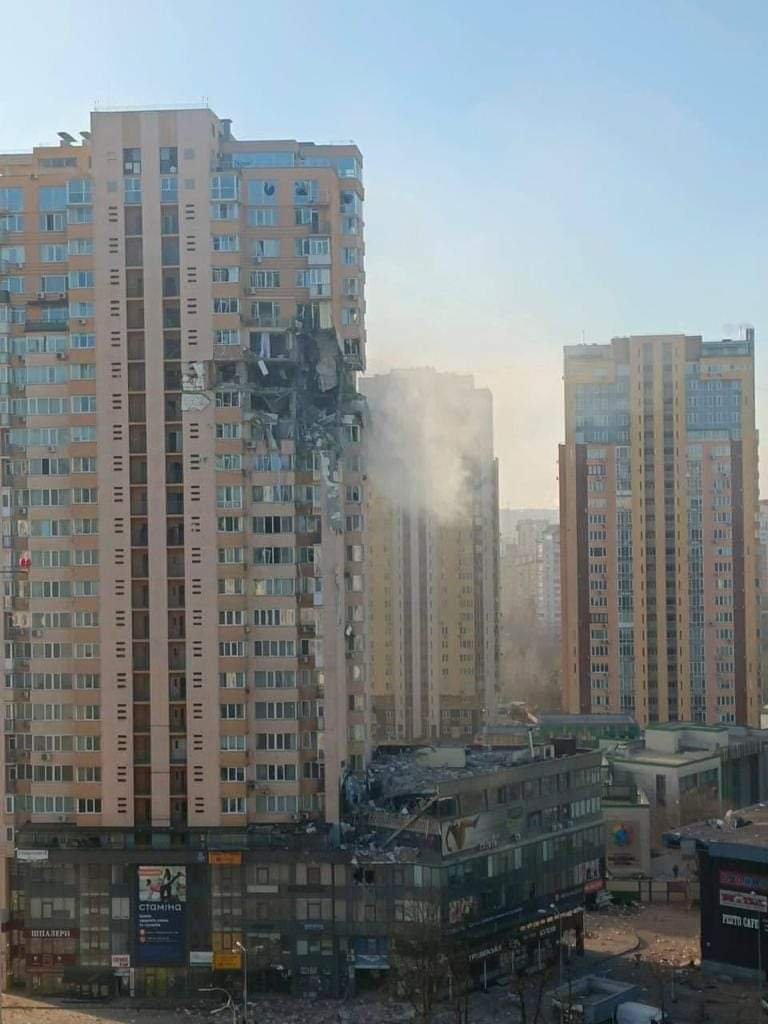 Panelový dům v Kyjevě se stal terčem ostřelování.