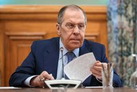 Mírové síly na Ukrajině povedou k válce s NATO, vyhrožuje Lavrov. Jednání o příměří drhnou
