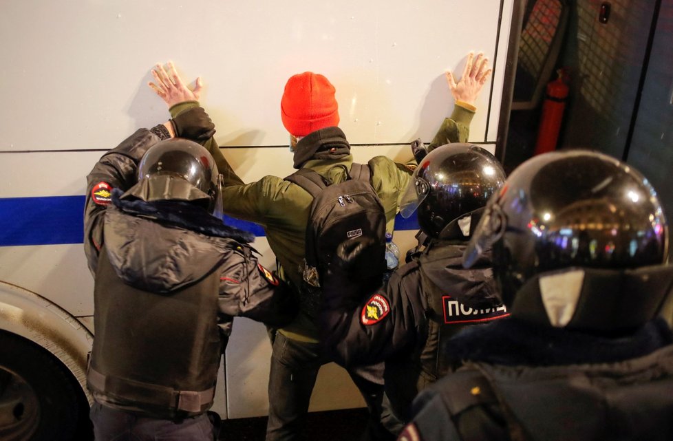 Ruská policie tvrdě zasáhla proti demonstrantům odsuzujícím válku. (25.2.2022)