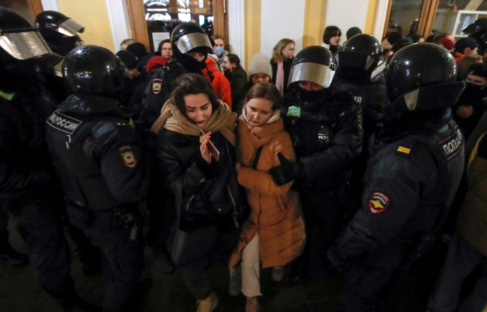 Ruská policie tvrdě zasáhla proti demonstrantům odsuzujícím válku. (25.2.2022)