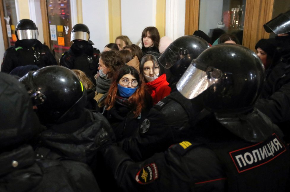 Ruská policie tvrdě zasáhla proti demonstrantům odsuzujícím válku. (25.2.2022)