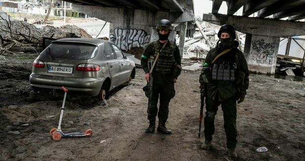 Dva Češi měli rabovat válečnou zónu na Ukrajině: Vyšetřují je čeští detektivové