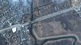Satelitní snímek kolony aut, která vede ke zničenému mostu před městem Irpiň.