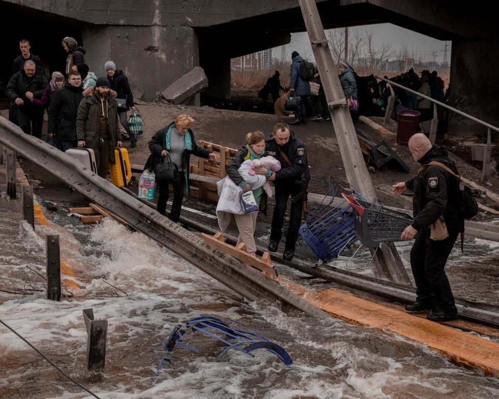 Citizens of Irpen escaping from destroyed city / Ukrajinci prchají ze zničené Irpině.
