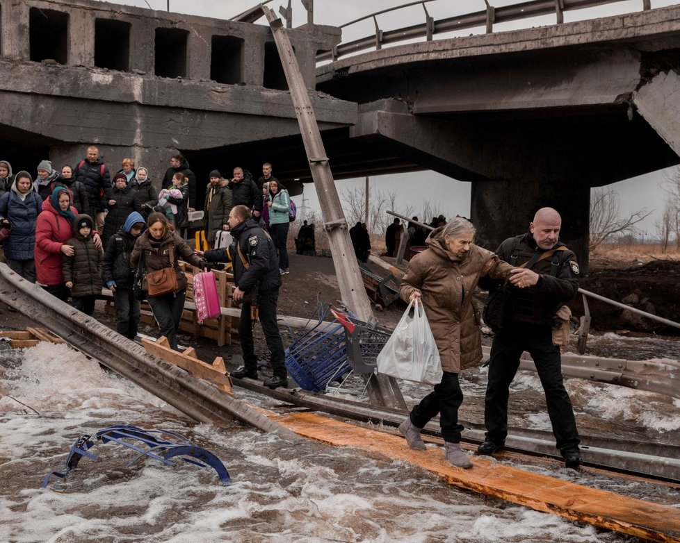 Citizens of Irpen escaping from destroyed city / Ukrajinci prchají ze zničené Irpině.