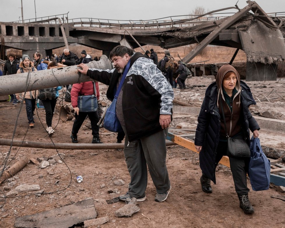 Citizens of Irpen escaping from destroyed city / Ukrajinci prchají ze zničené Irpině.