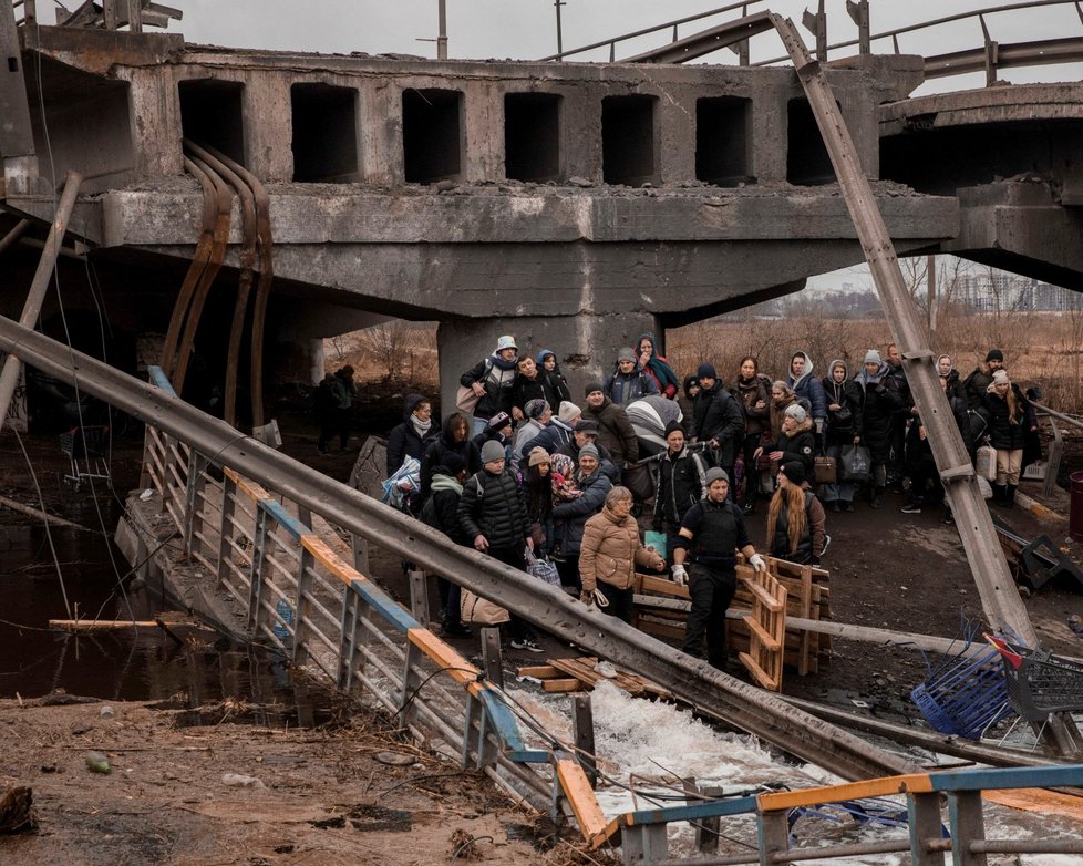 Ukrajinci prchají ze zničené Irpině.