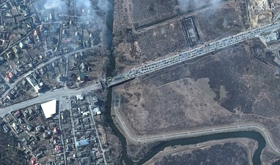 Satelitní snímek kolony aut, která vede ke zničenému mostu před městem Irpiň.