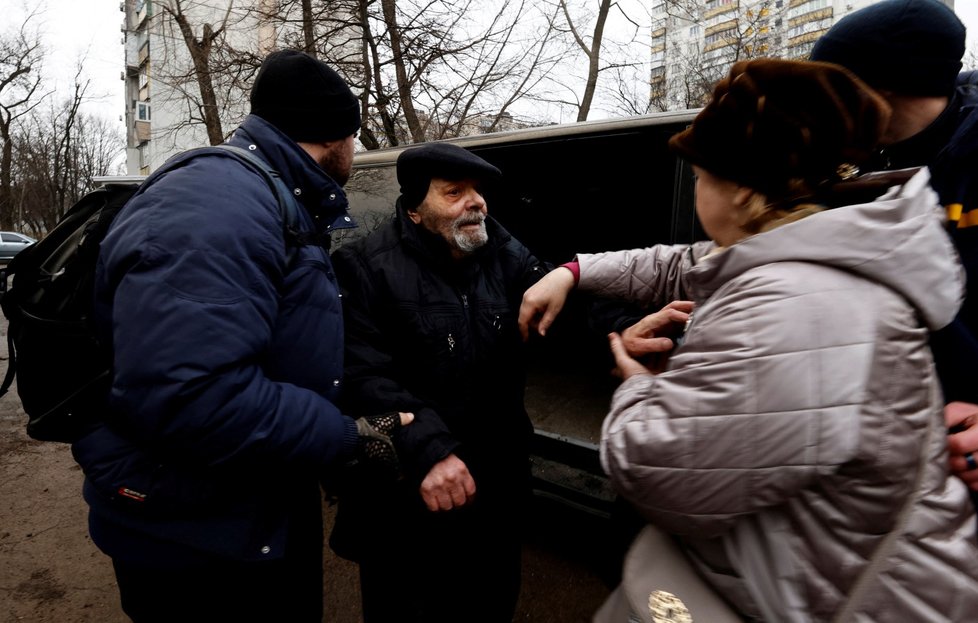 Jedni z posledních obyvatel opouští Irpiň u Kyjeva.