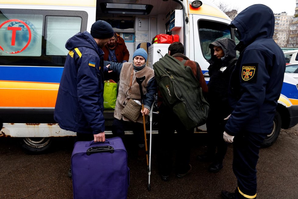 Jedni z posledních obyvatel opouští Irpiň u Kyjeva.