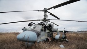 Poničený Ka-52 během války na Ukrajině.