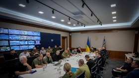 Volodymyr Zelenskyj se v Kyjevě účastnil mimořádné schůze kvůli zničení přehrady Kachovka (6. 6. 2023).