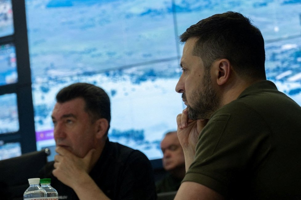 Volodymyr Zelenskyj se v Kyjevě účastnil mimořádné schůze kvůli zničení přehrady Kachovka (6. 6. 2023).