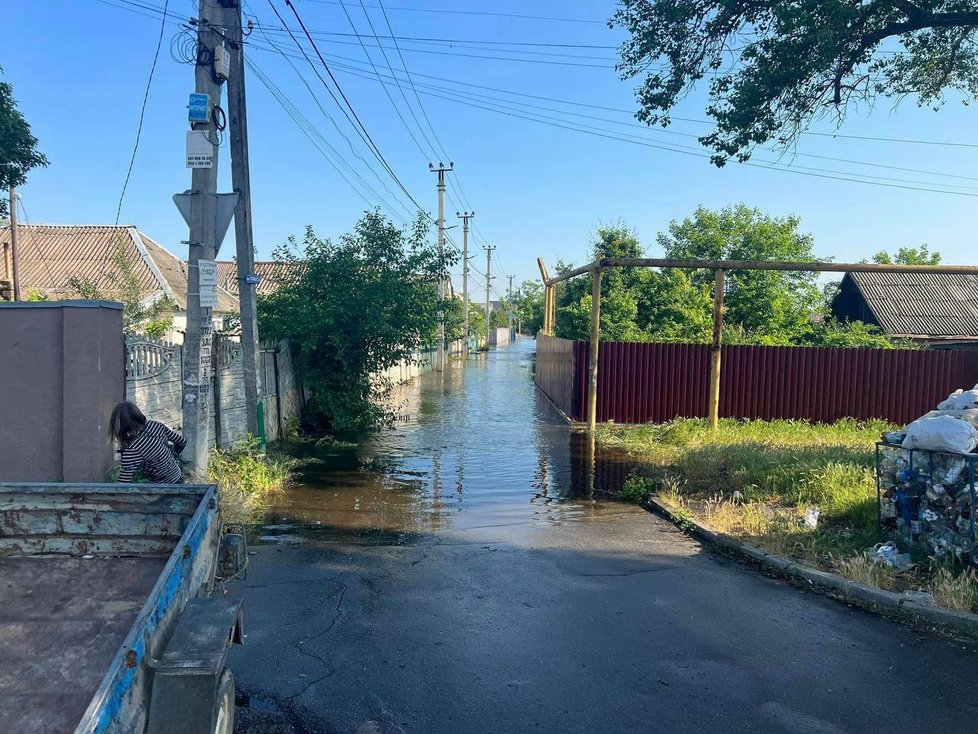 Záplavy v Chersonské oblasti kvůli poškozené Kachovské přehradě. (6. 6. 2023)