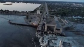 ONLINE: Evakuace tisícovek lidí kvůli explozi přehrady. Rusové je dál ostřelují!