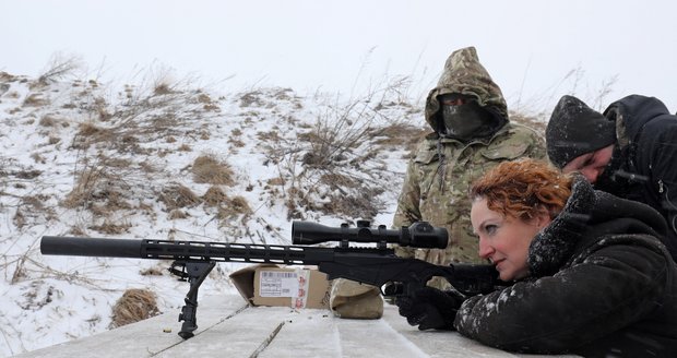 Matka tří dětí chce bránit s puškou domov před Rusy. Dobrovolníků na Ukrajině rychle přibývá