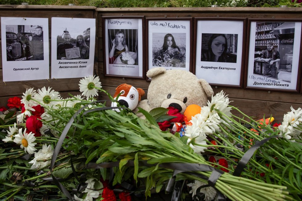 Na Ukrajině se lidé loučili se 14letými sestrami, které zahynuly v Kramatorsku (30. 6. 2023)