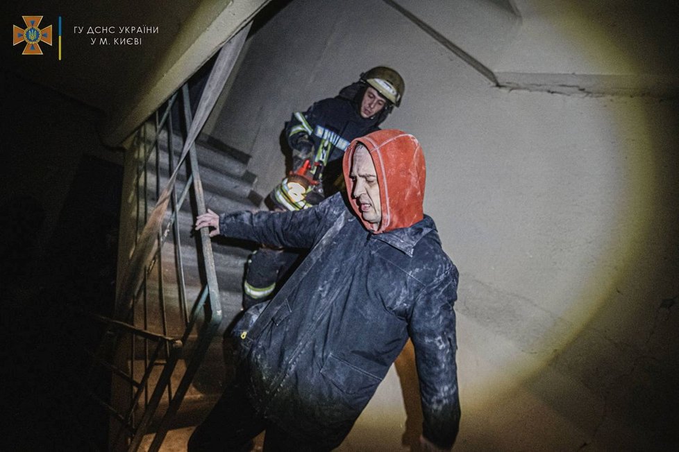 Takhle probíhaly záchranné akce v Kyjevě poté, co chytnul po ostřelování dům.