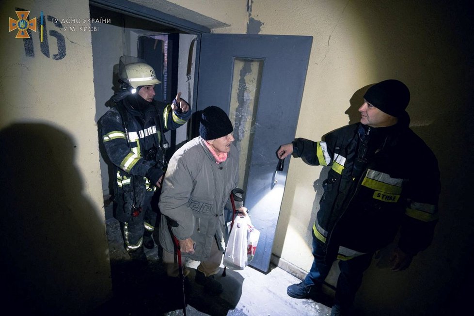 Takhle probíhaly záchranné akce v Kyjevě poté, co chytnul po ostřelování dům.